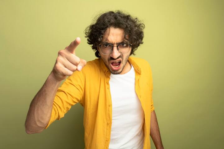 Health: ગુસ્સો આવવો એ સામાન્ય બાબત છે, પરંતુ જ્યારે તમે વધુ પડતા ગુસ્સે થાઓ છો, તો તે તમારા સ્વાસ્થ્યને પણ નુકસાન પહોંચાડો છો. વધુ પડતા ગુસ્સા અને ક્રોધને કારણે બ્લડપ્રેશર વધે છે.