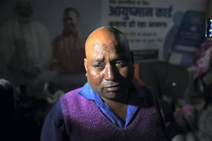 महाकुंभात अनेक भाविक गंभीर जखमी झाले आहेत, ज्यांना प्रयागराजमधील इतर रुग्णालयात दाखल करण्यात आले आहे. अशाच एका महिलेला तिच्या कुटुंबातील सदस्य जखमी झाल्यामुळे ती अस्वस्थ आहे.