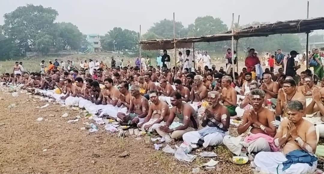 வைகை ஆற்றில் முன்னோர்களுக்கு தர்ப்பணம்; புஷ்பவனேஸ்வரரை தரிசித்த பக்தர்கள்