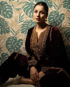 Shehnaaz Gill: या अभिनेत्रीने व्हॅनिटी व्हॅनमध्ये साजरा केला तिचा वाढदिवस, चाहत्यांसह फोटो केले शेअर!