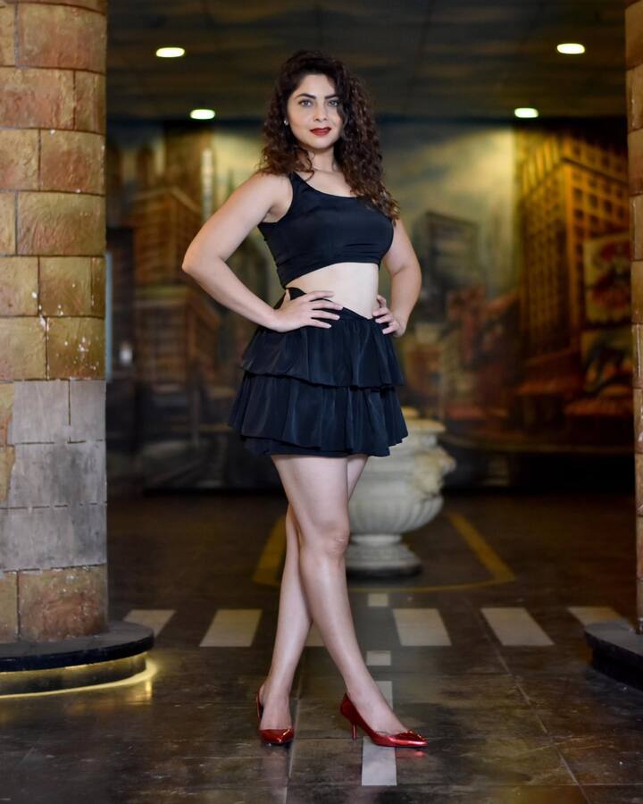 काळ्या स्कर्ट-टॉपमधील लूकवर सोनालीने मेकअप (Makeup) करत मोकळ्या केसांची हेअरस्टाईल (HairStyle) केली आहे.