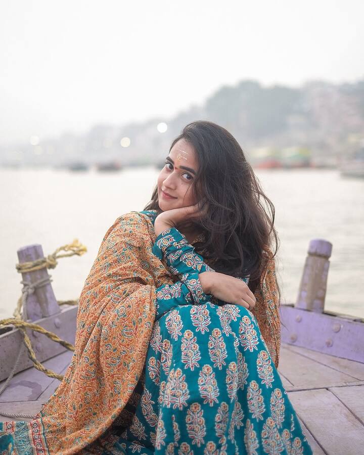 దీప్తి సునయనకు సోషల్ మీడియాలో ఉన్న క్రేజ్ అంతా ఇంతా కాదు. ఆమె తన అభిమానులు అలరించేందుకు ఫోటోలు, ఇన్స్టాలో స్టోరీలను పెడుతూ ఉంటుంది. అలాగే యూట్యూబ్లో సాంగ్స్ చేస్తూ అలరిస్తూ ఉంటుంది.(Images Source : Instagram/Deepthi Sunaina)