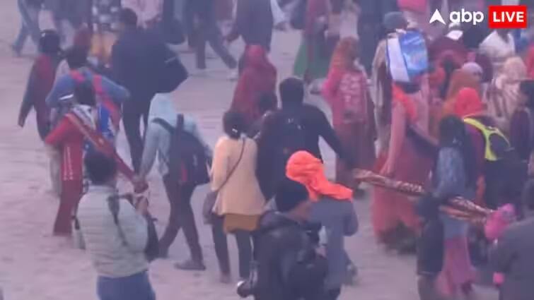 prayagraj tragic incident devotees injured amrit snan cancelled mahakumbh stampede news મહાકુંભમાં ડરનો માહોલ... છતાં કપડાંથી એકબીજાને બાંધીને અમૃત સ્નાન કરવા જઇ રહ્યાં છે લોકો, જુઓ વીડિયો