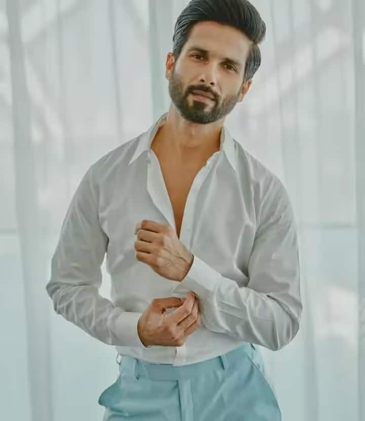 फोटोत दिसणारा गोंडस मुलगा दुसरा-तिसरा कुणी नसून शाहीद कपूर आहे. जो खरंतर एक स्टारकीड आहे, पण तरीसुद्धा त्याला इंडस्ट्रीमध्ये इतर स्टारकिड्सना मिळणारे विशेषाधिकार मिळाले नाहीत.