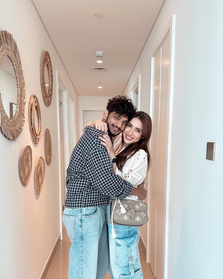 मुनव्वर के बर्थडे पर महजबीन ने ढेर सारी रोमांटिक फोटोज शेयर की हैं. जिसमें दोनों कभी हग करते नजर आ रहे हैं तो कभी पोज दे रहे हैं.