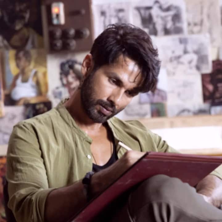 शाहिद कपूर एका चित्रपटासाठी सुमारे 20 ते 30 कोटी रुपये घेतो.