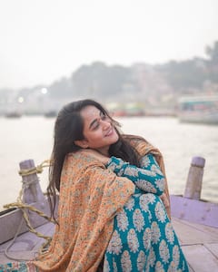 Deepthi Sunaina : డివోషనల్ లుక్​​లో దీప్తి సునయన.. కాశీకి వెళ్లి శివయ్య టాటూ వేయించుకుందిగా