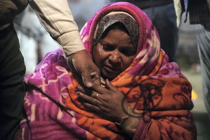 प्रयागराज महाकुंभात चेंगराचेंगरी झाल्यानंतर हादरलेली महिला (छायाचित्र- पीटीआय)