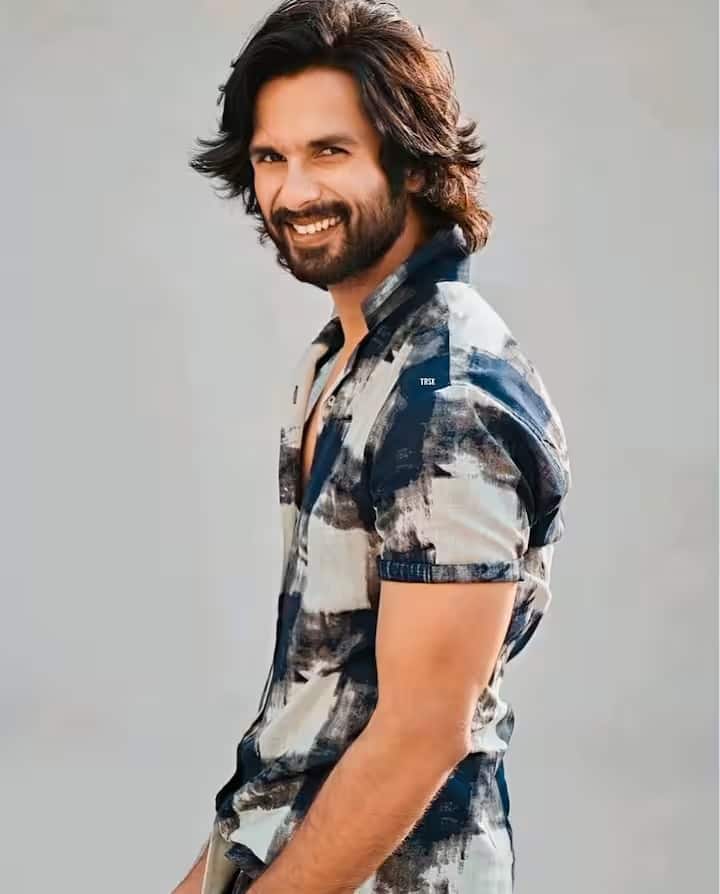 बॉलिवूड स्टार्सची लाईफस्टाईल आणि त्यांचं लग्झरी आयुष्य पाहून प्रत्येकालाच त्यांचा हेवा वाटतो. पण, सेलिब्रिटींसाठीही हा प्रवास सोपा नसतो, त्यापूर्वी त्यांना कठोर परिश्रम आणि संघर्ष करावा लागतो.