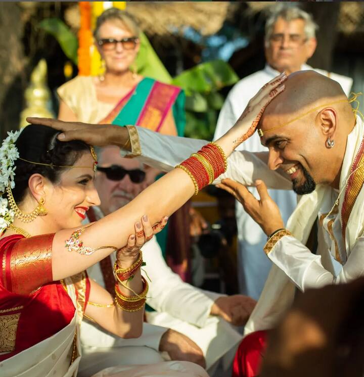 रघु राम ने कहा, 'मैं बहुत स्मोक करता था. मैं एक-दो पैकेट एक दिन में खत्म कर देता था. लेकिन जब हमने डेट करना शुरू किया कि मुझे पता चला कि उसने कभी स्मोक नहीं की और न ही कभी उसने किसी स्मोकर को डेट किया.'