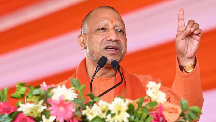 <div>'Sanatan Tradition Never Rigid': CM Yogi Adityanath Says 'Secular Word Secretly Inserted' In Constitution</div>