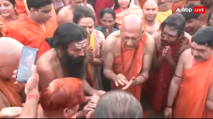 हेमा मालिनी और बाबा रामदेव जूना अखाड़े के आचार्य महामंडलेश्वर स्वामी अवधेशानंद गिरि महाराज के साथ दूसरे 'अमृत स्नान' में शामिल हुए थे.