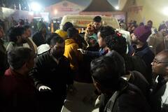 Prayagraj Mahakumbh Stampede: बिखरा सामान, चीखते-भागते लोग, प्रयागराज महाकुंभ में भगदड़ की डरावनी तस्वीरें