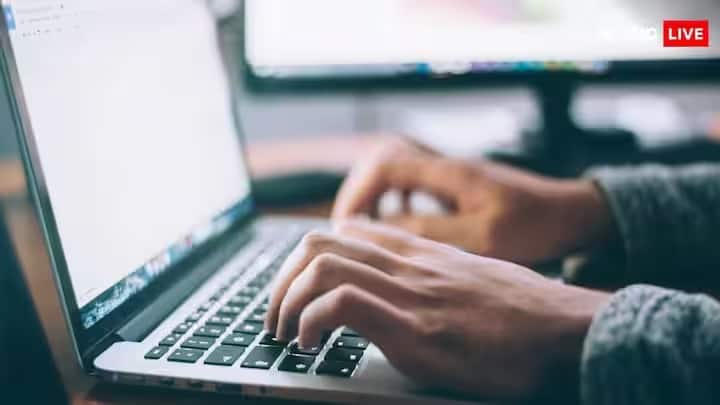 অফিসের ল্যাপটপ কখনোই ব্যক্তিগত কাজে ব্যবহার করা উচিত নয়। উদাহরণস্বরূপ, এটিতে ব্যক্তিগত ছবি বা ব্যক্তিগত ভিডিও রাখা উচিত নয়। কারণ আপনি যখন কোম্পানি ছেড়ে ল্যাপটপ ফেরত দেবেন, তখন আপনার ডেটা এতে থেকে যেতে পারে। এটি মুছে ফেলার পরে ডেটা পুনরুদ্ধার করা যেতে পারে। এতে কোনও আপত্তিকর কিছু থাকলে সমস্যা তৈরি হবে।