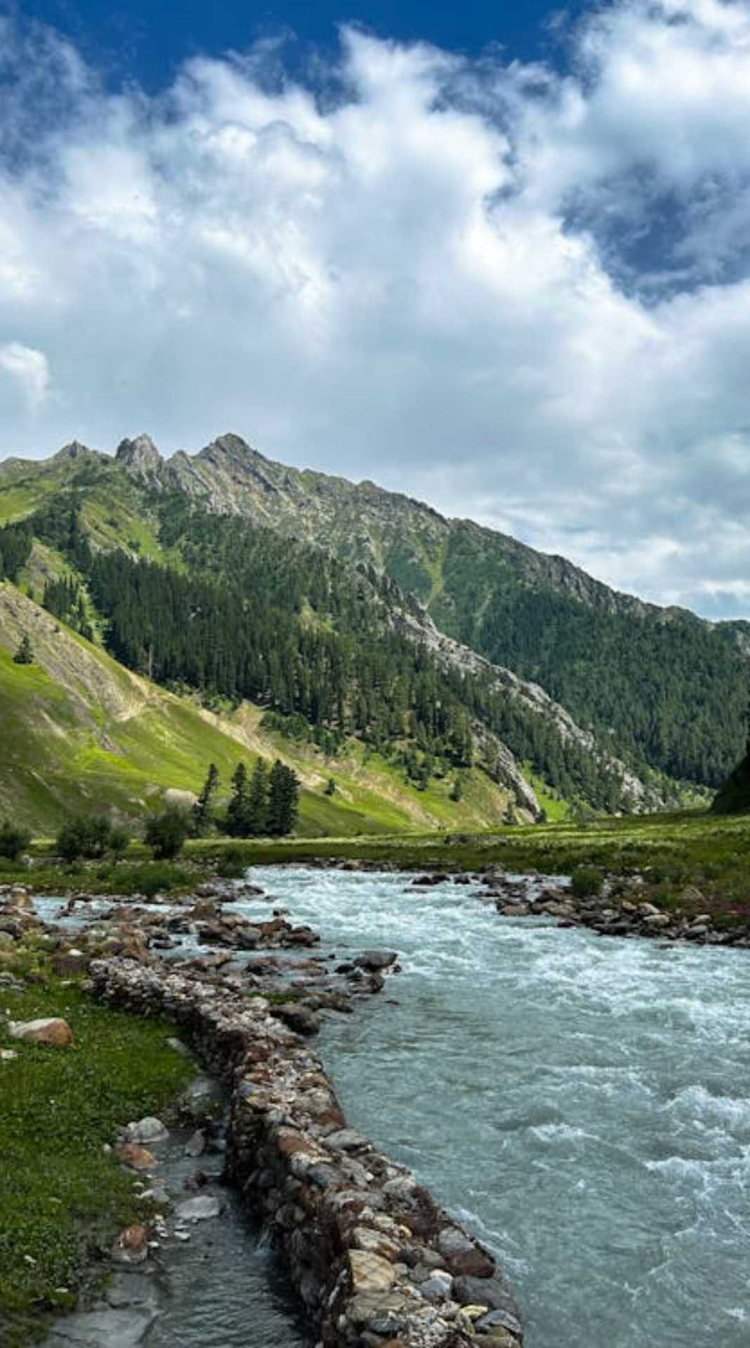 कश्मीर को भारत का स्वर्ग कहा जाता है