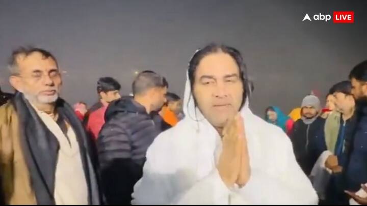 मौनी अमावस्या के अवसर पर आध्यात्मिक गुरु देवकीनंदन ठाकुर ने भी डुबकी लगाई. उन्होंने कहा कि आज वह संगम घाट पर नहीं गया क्योंकि वहां भीड़ बहुत ज्यादा है. पूरी गंगा और यमुना की धारा में 'अमृत' बह रहा है. अगर आप कहीं भी गंगा या यमुना में स्नान करेंगे तो 'अमृत' आपको प्राप्त होगा. ये आवश्यक नहीं है कि संगम में ही आपको डुबकी लगानी है.