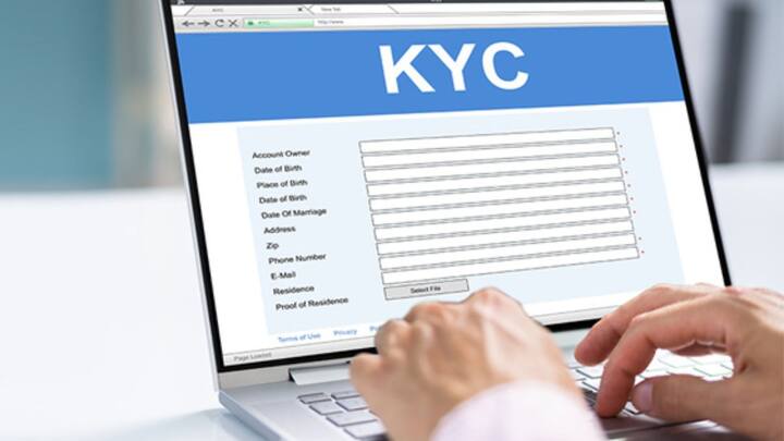 सबसे पहले तो किसानों को प्रधानमंत्री किसान सम्मान निधि योजना में इस चीज को चेक करना है कि उनकी ई-केवाईसी पूरी हुई है या नहीं. या फिर ई-केवाईसी में किसी तरह की कोई गड़बड़ तो नहीं है. क्योंकि जिन किसानों की केवाईसी नहीं हुई है उनकी किस्त अटक सकती है.