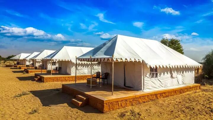 प्रयागराग में टेंट सिटी त्रिवेणी संगम से लगभग 3.5 किलोमीटर दूरी पर सेक्टर 25, में स्थित है. महाकुंभ ग्राम में दो प्रकार के टेंट उपलब्ध हैं. इसमें सुपर डीलक्स टेंट मौजूद है. एक दिन के लिए 18,000 रुपये और 18% GST शामिल है.