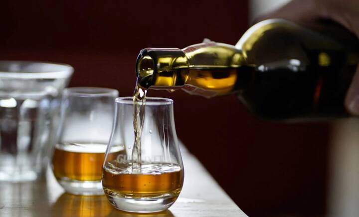 अमावस्येला घरात दारू, मद्य आणू नये. यामुळे घरात पनौती लागते आणि सर्व कामाचे नकारात्मक परिणाम भोगावे लागतात.