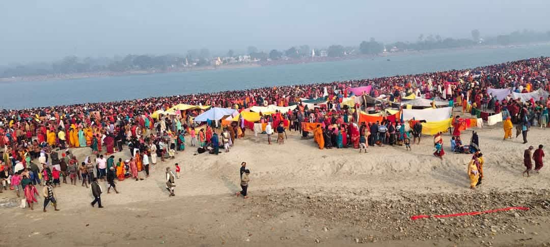 Mauni Amavasya 2025: मौनी अमावस्या पर बगहा में त्रिवेणी संगम पर उमड़े भक्त, 3-3 KM तक लगी वाहनों की कतार