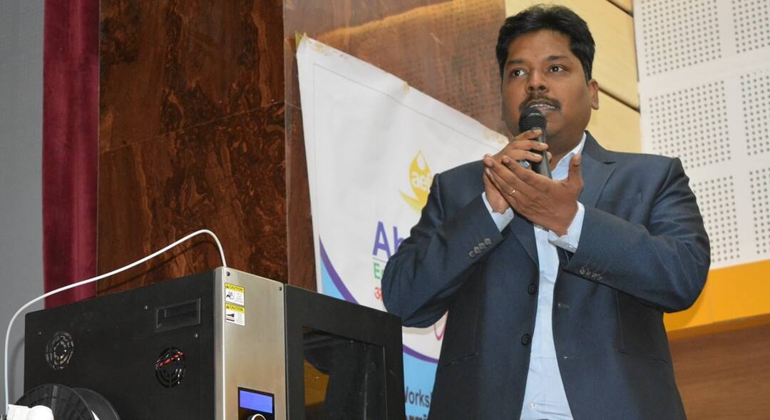 ம.பி. முதலமைச்சரின் செயலாளர் ஆன ஈரோட்டுக்காரர்; யார் இந்த சிபி சக்கரவர்த்தி?