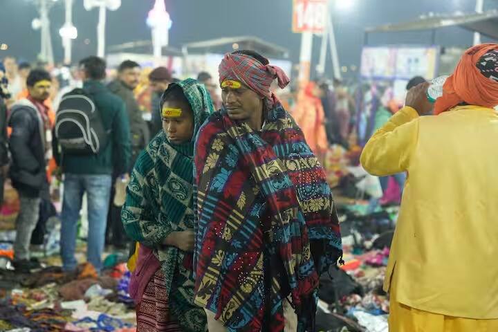 चेंगराचेंगरीत जखमी झालेल्या भाविकांना पोलिसांनी तातडीनं रुग्णवाहिकेतून रुग्णालयात नेलं. यासाठी ग्रीन कॉरिडॉर देखील तयार करण्यात आला.