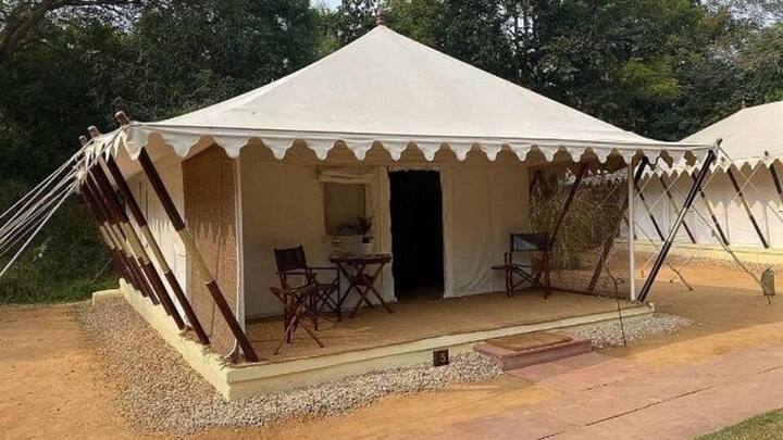 बता दें आपको इस टेंट में एयर-कंडीशनिंग की सुविधा मिलेगी, साथ ही आपको अटैच बाथरूम मिलेगी. आपको वाई-फाई की भी सुविधा मिलेगी. तो इसके साथ ही तीन टाइम का खाना भी मिलेगा. इस टैंट में आपको 24/7 मेडिकल हेल्प भी मिलेगी.