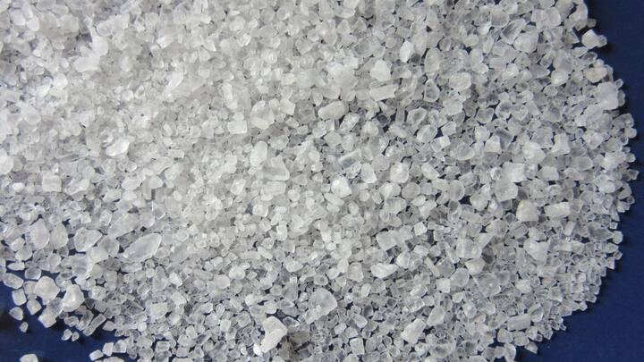 கடல் உப்பு: கடல் நீரை ஆவியாக்குவதன் மூலம் இந்த உப்பு தயாரிக்கப்படுகிறது. இதில் இயற்கையிலேயே தாதுக்கள் நிரம்பியது. டேபிள் சால்ட் பயன்படுத்துவதைவிட இதை உணவில் அதிகமாக சேர்க்கலாம்.  