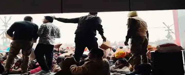 भीड़ में फंसे लोगों को पुलिस वाले गत्ते से हवा कर रहे थे. ताकि लोगों को सांस आए, लेकिन लाखों की भीड़ में ये सब नाकाफी था.