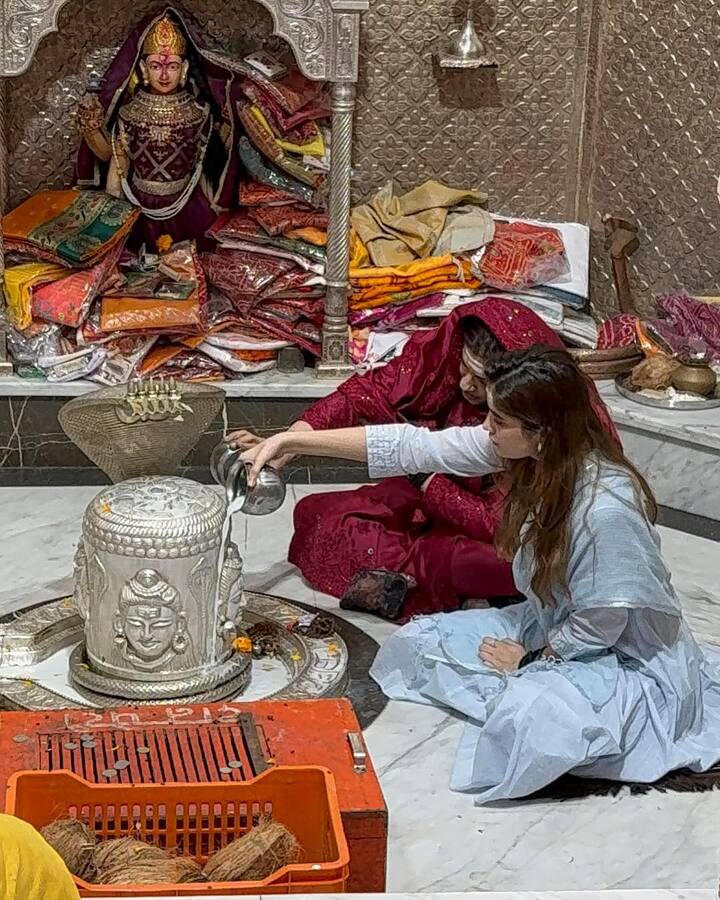 राशा ने फोटोज शेयर करते हुए कैप्शन में लिखा- 'नागेश्वर, मेरा 12वां ज्योतिर्लिंग और द्वारकाधीश. धन्य और आभारी महसूस कर रहा हूं. हर हर महादेव.'