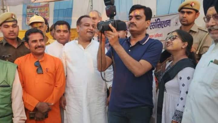 উত্তরপ্রদেশ বোর্ড থেকে দ্বিতীয় বিভাগে উত্তীর্ণ হওয়ার পরও পড়াশোনা থেকে হাল ছেড়ে দেননি, সফল আইএএস হিসেবে নিজেকে প্রমাণ করেন তিনি।