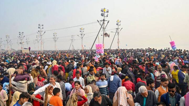 महाकुंभ में बहुत से ऐसे लोग भी मौजूद हैं. जो लोगों को ठगने आए होते हैं. ऐसे लोग आपको अंधविश्वास में फंसाने की कोशिश करते हैं. और आपसे पैसे ऐंठ लेते हैं. आपको इन लोगों से बचना है और इस तरह के किसी भी अंधविश्वास पर यकीन नहीं करना है.