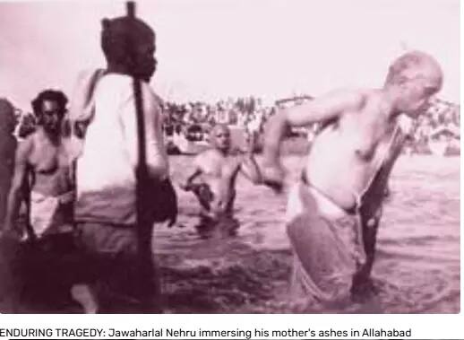 Fact Check: કુંભમાં ગંગા સ્નાનના ભ્રામક દાવા સાથે નેહરૂની તસવીર થઇ રહી છે વાયરલ