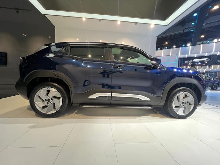 मारुति ई विटारा के एक्सटीरियर में 10 कलर ऑप्शन मिलते हैं. इसके साथ ही इंटीरियर में चार डुअल टोन ऑप्शन के साथ आती है. इस इलेक्ट्रिक कार में डेल्टा, ज़ेटा और एल्फा ये तीन ट्रिम्स दिए गए हैं.