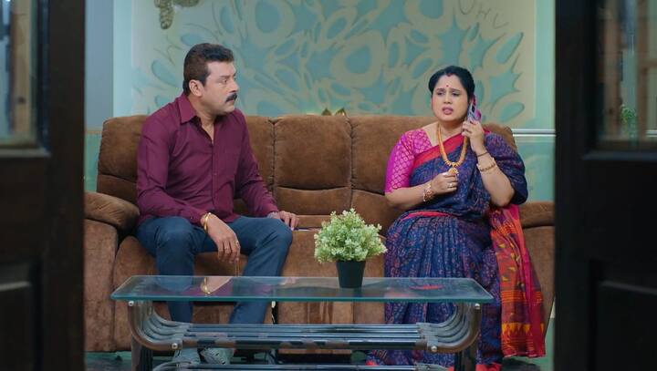 దశరథ్ ఏడుస్తున్న తన భార్యని ఓదార్చి.. దీపకు ఫోన్ చేయమని చెప్తాడు. దీప ఫోన్ లిఫ్ట్ చేయదు. కాంచనకు కాల్ చేస్తుంది. తర్వాత కార్తీక్‌కి కాల్ చేస్తే కార్తీక్ కూడా లిఫ్ట్ చేయడు. జరిగిన దానికి వాళ్లు బాధ పడి ఉంటారని వాళ్లు ఫీల్ అవుతారు. (Image Credit: Disney Plus Hotstar/ Star Maa)