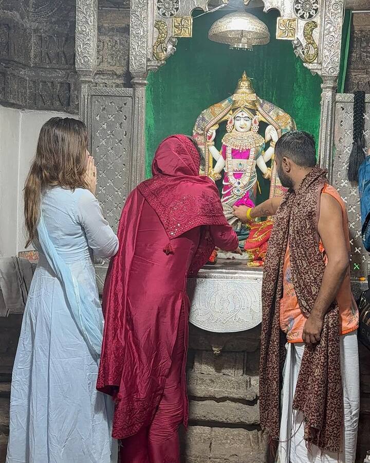 बता दें कि इससे पहले राशा ने अपनी डेब्यू फिल्म 'आजाद' के प्रमोशन के दौरान अपने 11 ज्योतिर्लिंग पूरे करने का खुलासा किया था. उन्होंने अपने हाथ में बंधे 11 काले धागों के बारे में बताया था.