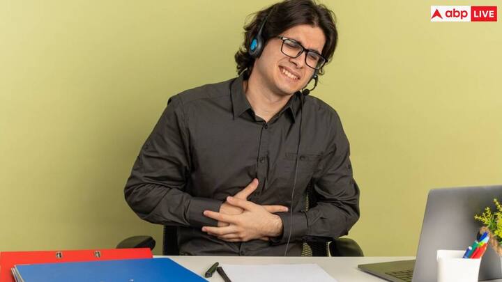 गैस्ट्रोओसोफेगल रिफ्लक्स डिजीज:गैस्ट्रोओसोफेगल रिफ्लक्स डिजीज (GERD) एसिड रिफ्लक्स है. जिसके कारण एसोफैगल लाइनिंग परेशान करती है. जीईआरडी में आप पेट से छाती में ऊपर जाते हुए गैस के कारण भारीपन और दर्द होने लगता है. इसके कारण पेट के ऊपरी हिस्सों दर्द होने लगता है.