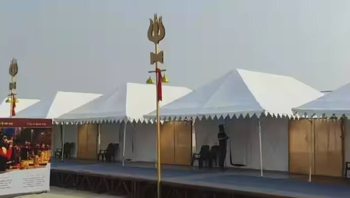 IRCTC Tent Booking: આ દિવસોમાં ઉત્તર પ્રદેશના પ્રયાગરાજમાં મહાકુંભનું આયોજન કરવામાં આવી રહ્યું છે. દેશ અને દુનિયાભરમાંથી કરોડો ભક્તો મહાકુંભમાં આવી રહ્યા છે. જો તમે પ્રયાગરાજ મહાકુંભમાં સ્નાન કરવા જઈ રહ્યા છો. તો તમે IRCTC ટેન્ટ બુક કરી શકો છો. જાણો IRCTC ના કેટલા રૂપિયામાં ટેન્ટ બુક થઈ રહ્યા છે. તેમની બુકિંગ પ્રક્રિયા શું છે?