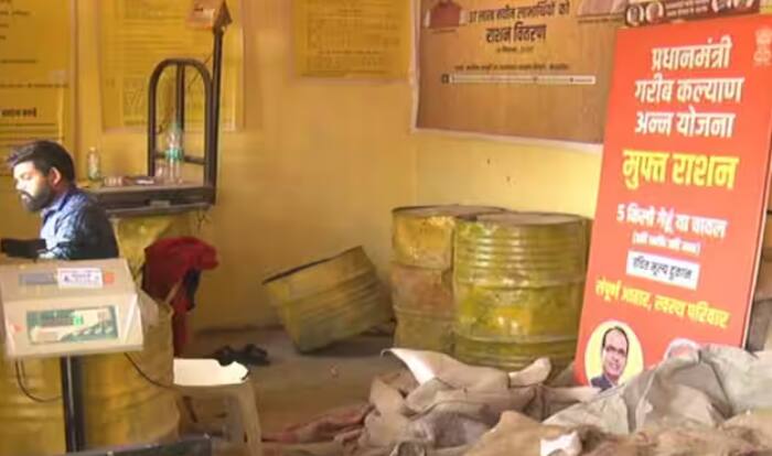 ਇਸ ਦੀ ਆਖਰੀ ਸਮਾਂ ਸੀਮਾ ਸਰਕਾਰ ਵੱਲੋਂ 31 ਮਾਰਚ, 2025 ਨਿਰਧਾਰਤ ਕੀਤੀ ਗਈ ਹੈ। ਜੇਕਰ ਕਿਸੇ ਨੇ ਇਸ ਤਾਰੀਖ ਤੋਂ ਪਹਿਲਾਂ eKYC ਨਹੀਂ ਕਰਵਾਈ ਤਾਂ ਫਿਰ ਉਨ੍ਹਾਂ ਲੋਕਾਂ ਦੇ ਨਾਮ ਰਾਸ਼ਨ ਕਾਰਡ ਤੋਂ ਹਟਾ ਦਿੱਤੇ ਜਾਣਗੇ ਅਤੇ ਉਹ ਰਾਸ਼ਨ ਸਹੂਲਤ ਦਾ ਲਾਭ ਨਹੀਂ ਲੈ ਸਕਣਗੇ।