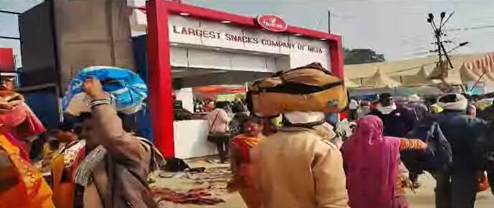 लोग सिसक रहे थे. बच्चे रो रहे थे. मौके पर मौजूद पुलिस वालों ने लोगों को हटाने की कोशिश की. लेकिन भीड़ बहुत ज्यादा थी और पुलिसकर्मियों की संख्या कम. जिसकी वजह से हालात कंट्रोल में नहीं आए.