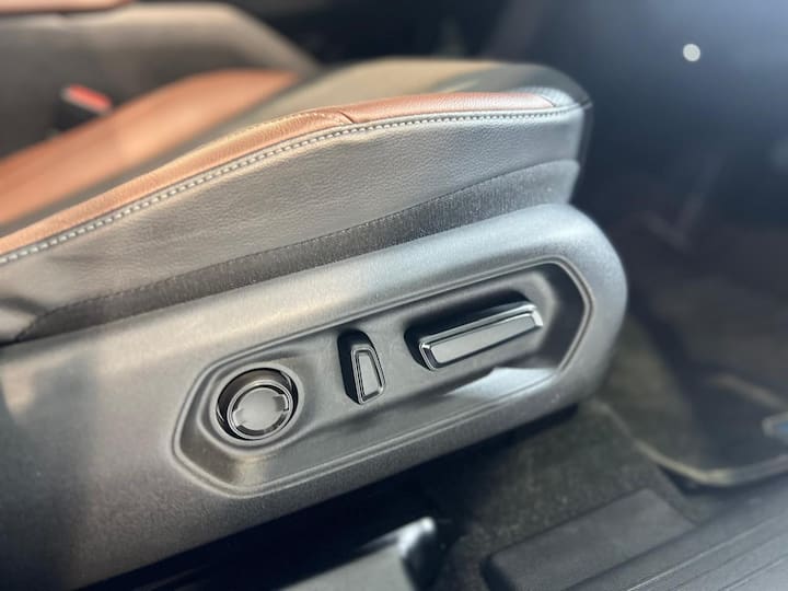 ई विटारा के 49 kWh के बैटरी पैक से 141 bhp की पावर मिलती है और 61 kWh के बैटरी पैक के साथ 171 bhp की पावर दी जाती है. इलेक्ट्रिक कार में दोनों बैटरी पैक के साथ सिंगल मोटर का ऑप्शन भी मिलता है.