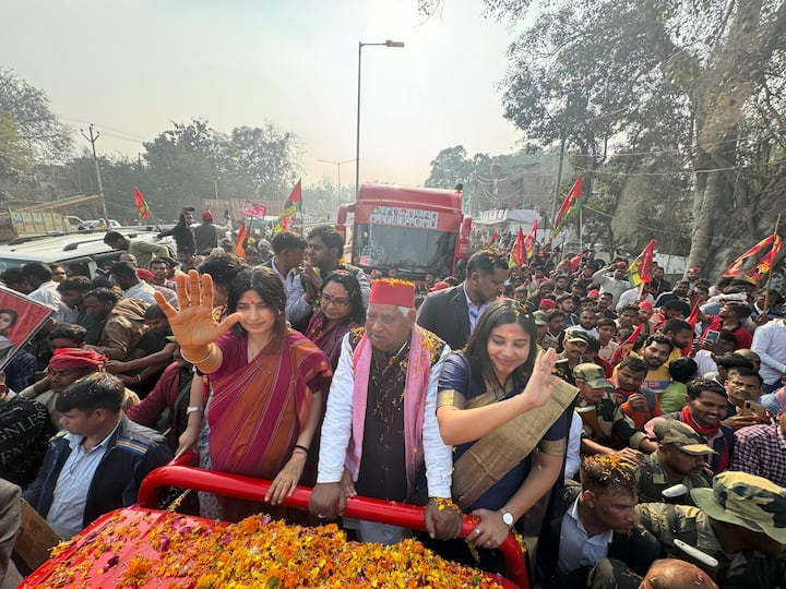 वहीं सपा के राष्ट्रीय अध्यक्ष अखिलेश यादव ने रोड शो का वीडियो शेयर करते हुए लिखा- मिलकर जीतेंगे मिल्कीपुर.