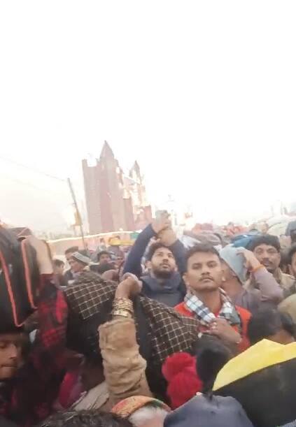 पहली भगदड़ अखाड़ा मार्ग पर हुई थी. और दूसरी भगदड़ महाकुंभ मेला क्षेत्र के महावीर मार्ग पर हुई. मौनी अमावस्या पर लाखों की संख्या में लोग संगम नोज़ की तरफ जाना चाहते थे, जबकि संगम नोज़ पर पहले ही भारी भीड़ थी. लोग एक दूसरे से आगे निकलने की कोशिश कर रहे थे.