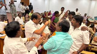 DMK and AIADMK councilors had a heated argument at the Salem Corporation meeting tnn DMK Vs ADMK: சேலம் மாநகராட்சி கூட்டத்தில் திமுக, அதிமுக கவுன்சிலர்கள் கடும் வாக்குவாதம்