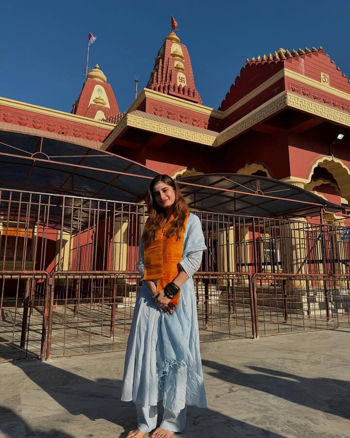 हल्के नीले रंग का सूट पहने और खुले बालों में राशा बेहद सिंपल और प्यारी दिख रही थीं. इस दौरान उन्होंने पीले रंग की पवित्र चुनरी भी ओढ़ी हुई थी.