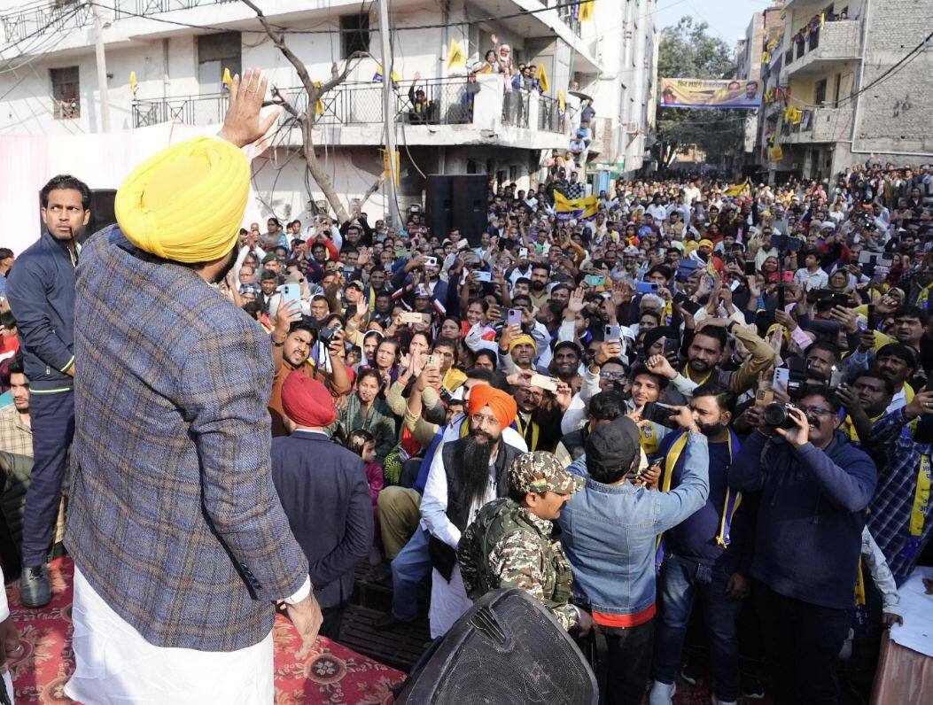 Bhagwant Manns big statement during the raid on CM House CM ਹਾਊਸ 'ਤੇ ਰੇਡ ਦੌਰਾਨ ਭਗੰਵਤ ਮਾਨ ਦਾ ਵੱਡਾ ਬਿਆਨ, ਕਿਹਾ- BJP ਸ਼ਰ੍ਹੇਆਮ ਪੈਸੇ ਵੰਡ ਰਹੀ, EC ਕਰ ਰਿਹਾ ਪੰਜਾਬੀਆਂ ਨੂੰ ਬਦਨਾਮ