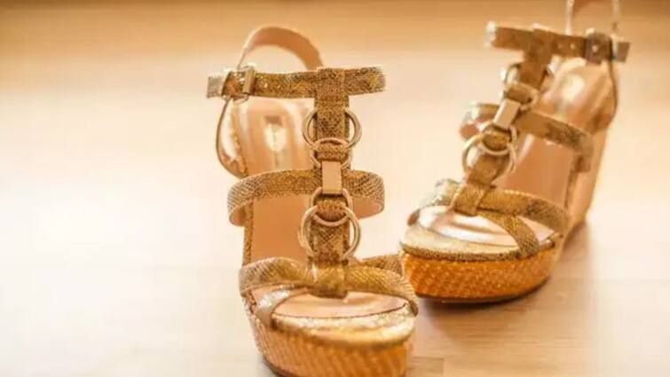 uttarpradesh students design sos sandals for women safety check details in tamil Women Safety Slippers: ”ஆபத்துக்கு செருப்பை அழுத்தவும்” ஷாக் அடிக்கும், பள்ளி மாணவர்களின் அற்புத கண்டுபிடிப்பு..!