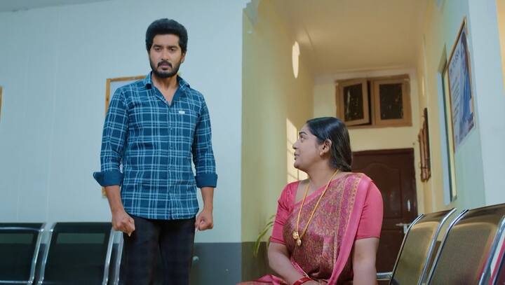 శౌర్యని చూసి బయటకు వచ్చిన దీప ఏడుస్తూ ఉంటుంది. దీంతో కార్తీక్ కంగారు పడొద్దని పాపను ఎలా అయినా బతికించుకుందామని చెప్తాడు.  (Image Credit: Disney Plus Hotstar/ Star Maa)