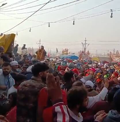 भीड़ में पुरूष, महिलाएं, बुजुर्ग, बच्चे सब थे. भीड़ इतनी ज्यादा थी कि लोग ना आगे जा पा रहे है और ना पीछे हो पा रहे थे. स्थिति बिगड़ती गई. और लोग एक दूसरे पर चढ़ने लगे, जिसके बाद भगदड़ मचने लगी