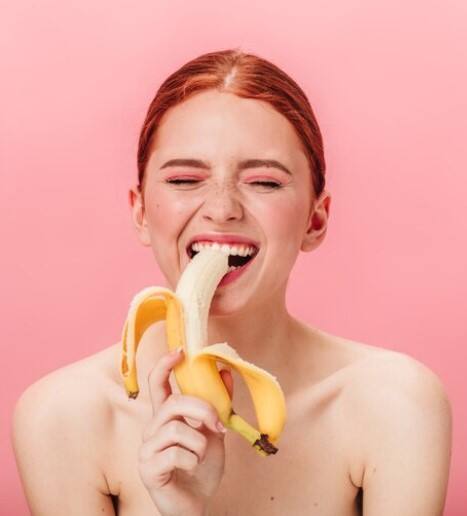 ਅਸੀਂ ਅਕਸਰ ਹੀ ਕਿਸੇ ਵੀ ਸਮੇਂ ਕੇਲੇ ਦਾ ਸੇਵਨ ਕਰ ਲੈਂਦੇ ਹਾਂ। ਪਰ ਕੀ ਤੁਹਾਨੂੰ ਪਤਾ ਹੈ ਕੇਲੇ ਖਾਣ ਦਾ ਸਹੀ ਸਮਾਂ ਕੀ ਹੈ। ਕੇਲੇ ਨੂੰ ਖਾਲੀ ਪੇਟ ਖਾਣ ਚਾਹੀਦਾ ਹੈ ਜਾਂ ਨਹੀਂ।